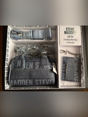 STEVE MADDEN
Gift Set
Crossbody, Web Strap,
& Card case